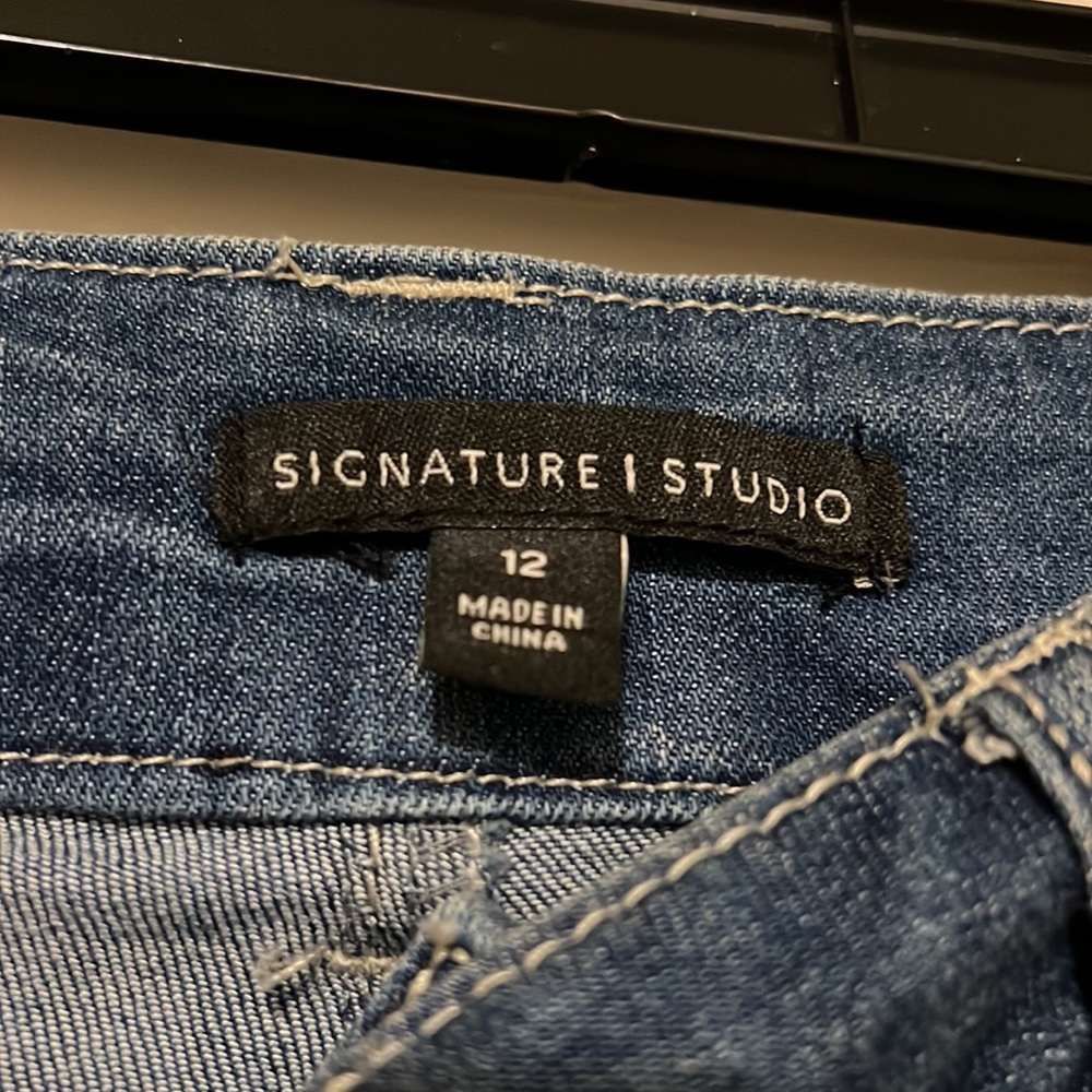 NWT Signature Studio Classic Rise Crop - Picture 9 of 11